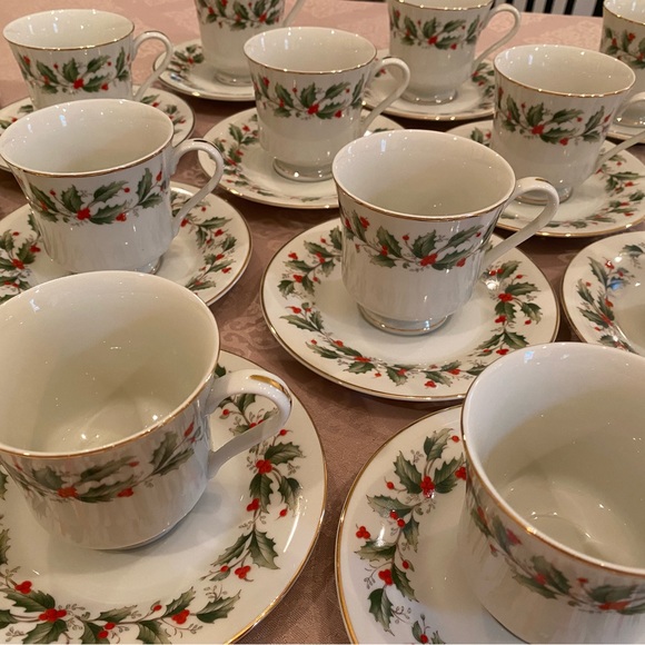 Pristine Vintage Christmas Holly Teacups and Saucers 16